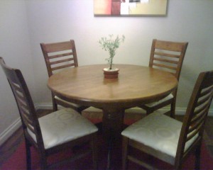 Yessica Avisos gratis en Chile en Providencia |  OPORTUNIDAD Comedor redondo 4 sillas como nuevo - Santiago, Comedor de madera redondo 4 sillas como nuevo - Santiago
