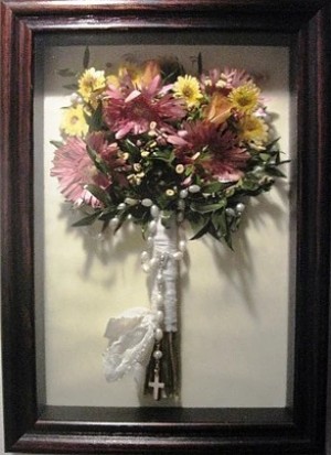 Claus D. Avisos gratis en Chile en Santiago |  Enmarcado de ramos de novia santiago y regiones, Ramo eterno enmarcado de flores 