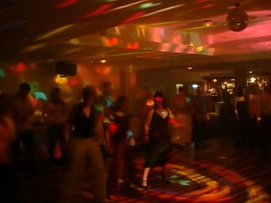 Iluminacion Laser Avisos gratis en Chile en Santiago |  Fiestas de los 80 fiestas ochenteras kitsh Dj para fiestas Dj movil a domic, fiesta de los 80 fiestas ochenteras a domicilio m&uacute;sica para fiestas lu...