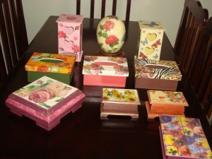 flor suarez Avisos gratis en Chile en La Granja |  vendo todo tipo de artesanias en decoupage,policromia,oleo,bordado en cinta, mi casa ubicada en la villa suiza,frente el colegio saint crithian college.